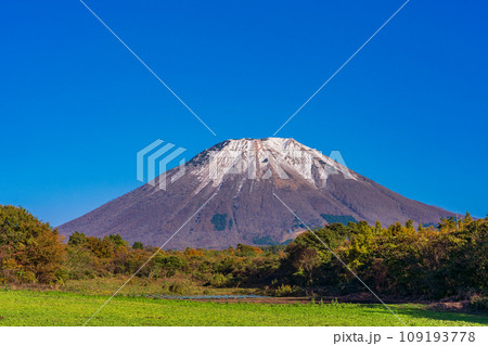 (鳥取県)快晴の桝水高原・棚田・雪化粧した大山 (鳥取県)快晴の桝水高原・棚田・雪化粧した大山 109193778