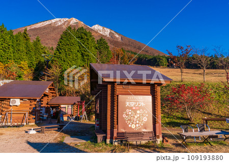 （鳥取県）ますみず高原スノーパーク天空リフト・紅葉と雪化粧した大山 109193880