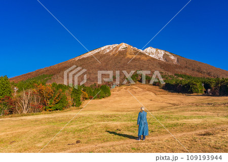 ますみず高原スノーパーク・雪化粧した大山を見上げる女性 109193944