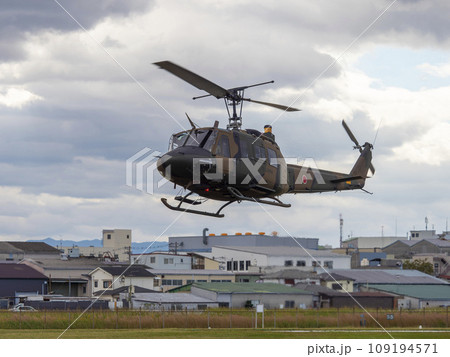 八尾駐屯地に着陸する陸自のUH-1J多用途ヘリコプター 八尾駐屯地に着陸する陸自のUH-1J多用途ヘリコプター 109194571