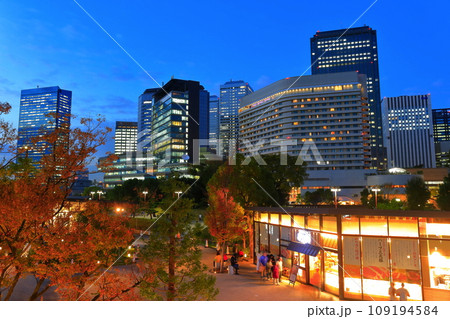 【大阪府】大阪ビジネスパークとキャッスルガーデン大阪の夜景 【大阪府】大阪ビジネスパークとキャッスルガーデン大阪の夜景 109194584