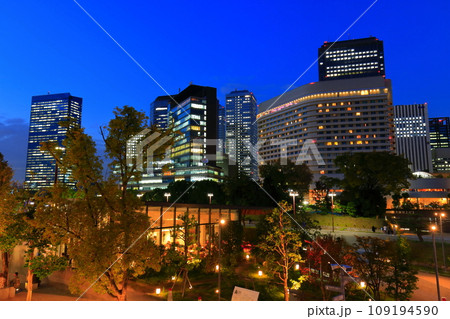 【大阪府】大阪ビジネスパークとキャッスルガーデン大阪の夜景 【大阪府】大阪ビジネスパークとキャッスルガーデン大阪の夜景 109194590