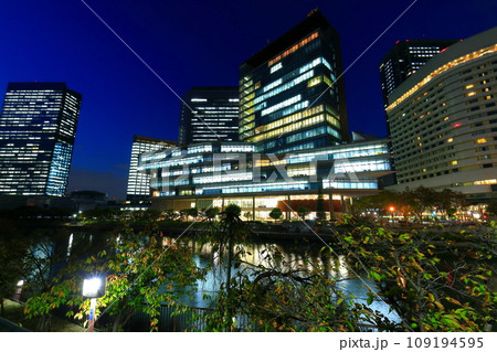 【大阪府】シンメトリーな大阪ビジネスパークの夜景 109194595