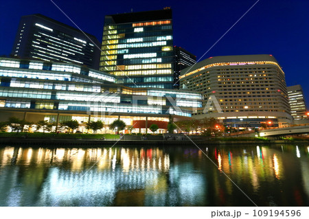 【大阪府】シンメトリーな大阪ビジネスパークの夜景 【大阪府】シンメトリーな大阪ビジネスパークの夜景 109194596