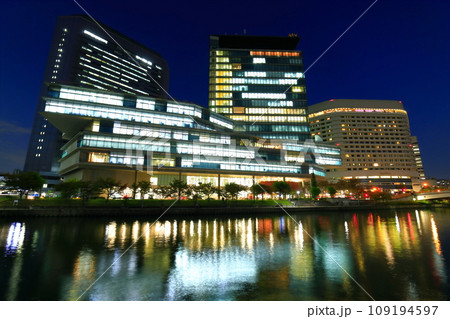 【大阪府】シンメトリーな大阪ビジネスパークの夜景 【大阪府】シンメトリーな大阪ビジネスパークの夜景 109194597