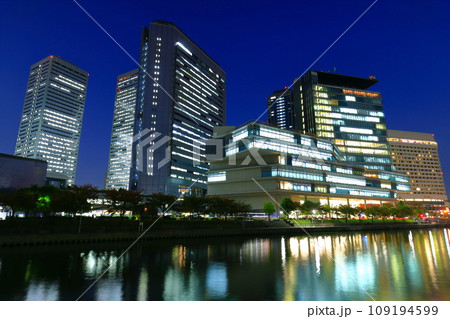 【大阪府】シンメトリーな大阪ビジネスパークの夜景 109194599