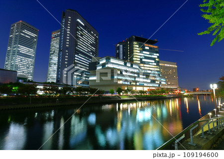 【大阪府】シンメトリーな大阪ビジネスパークの夜景 【大阪府】シンメトリーな大阪ビジネスパークの夜景 109194600