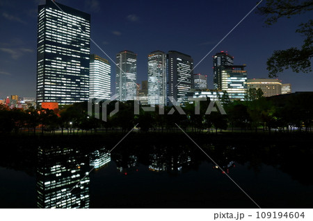 【大阪府】シンメトリーな大阪ビジネスパークの夜景 109194604