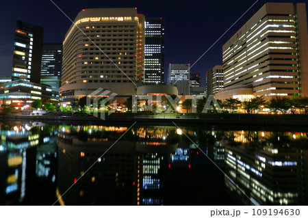 【大阪府】シンメトリーな大阪ビジネスパークの夜景 109194630