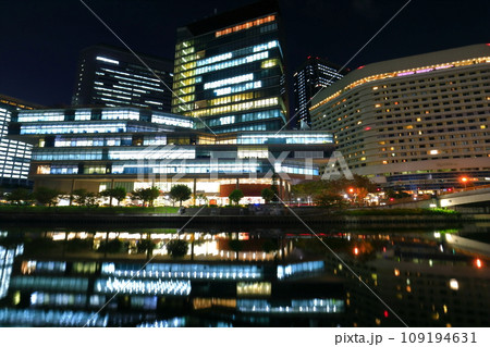 【大阪府】シンメトリーな大阪ビジネスパークの夜景 【大阪府】シンメトリーな大阪ビジネスパークの夜景 109194631