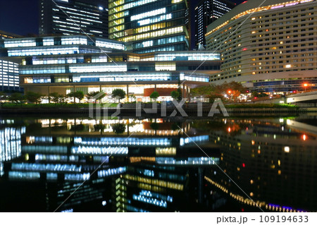 【大阪府】シンメトリーな大阪ビジネスパークの夜景 【大阪府】シンメトリーな大阪ビジネスパークの夜景 109194633