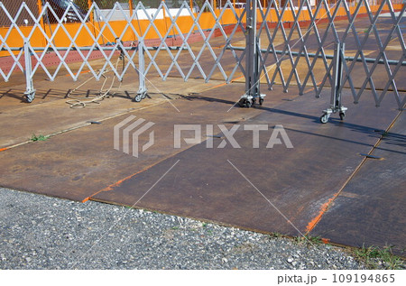 敷鉄板による工事用通路とゲート（土木工事） 109194865