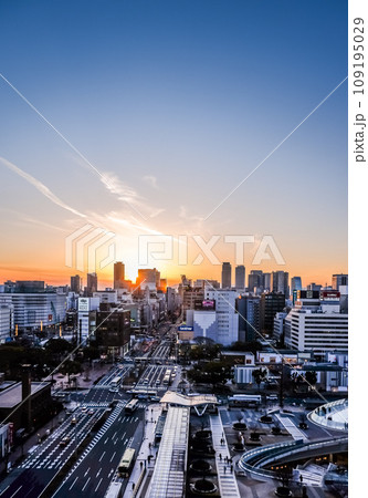 夕焼けの名駅地区高層ビル群を望む 109195029