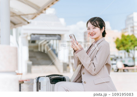 駅・空港から配車アプリでタクシー・レンタカーを呼ぶ女性(出張・レンタカー・旅行) 駅・空港から配車アプリでタクシー・レンタカーを呼ぶ女性(出張・レンタカー・旅行) 109195083