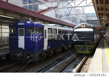 越後湯沢駅に停車中の臨時快速ゆざわShu*Kura・臨時快速やまどりループ号 越後湯沢駅に停車中の臨時快速ゆざわShu*Kura・臨時快速やまどりループ号 109195281