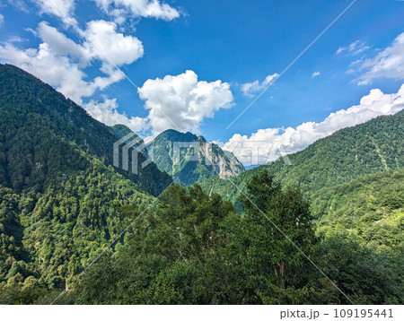 雄大な山々と雲 雄大な山々と雲 109195441