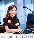 オフィスでパソコンを操作する若い女性 109195556
