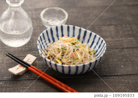 春雨サラダと冷酒 109195833