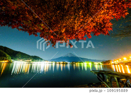 夜の富士山と紅葉 夜の富士山と紅葉 109195889