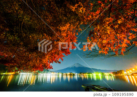 夜の富士山と紅葉 109195890