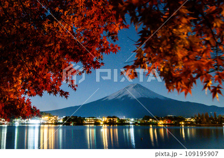 夜の富士山と紅葉 109195907