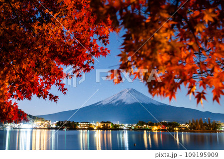 夜の富士山と紅葉 夜の富士山と紅葉 109195909