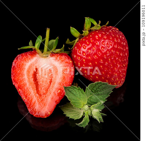 strawberry and mint 109196011