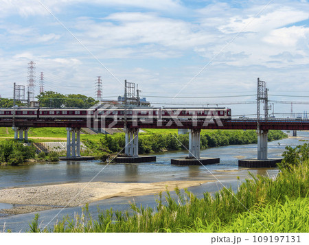 大和川を渡る近鉄南大阪線の電車 109197131