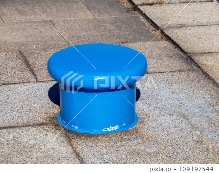 港の岸壁に立つ係船柱。 109197544