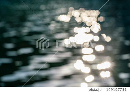 水面に反射する夕日 109197751