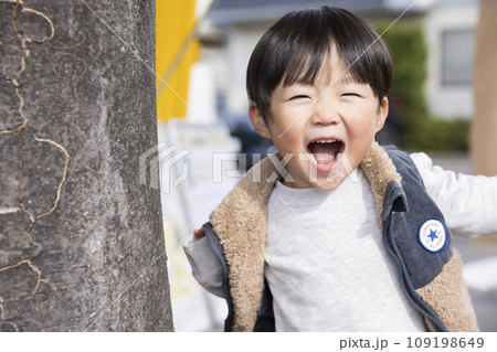 お外で笑顔で遊ぶ男の子 109198649