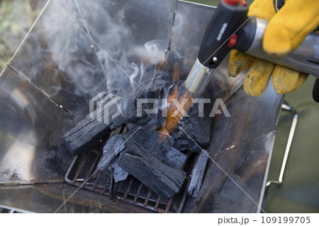 バーナーで炭に火を着けるイメージ バーナーで炭に火を着けるイメージ 109199705