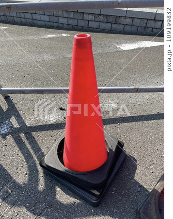 工事現場のカラーコーン 道路工事の安全設備 工事現場のカラーコーン 道路工事の安全設備 109199832