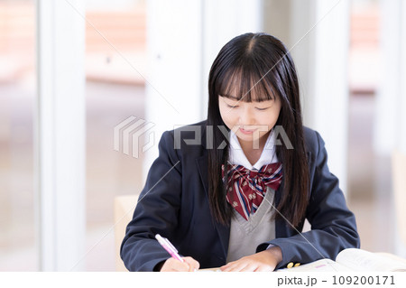勉強する女子高生 撮影協力:有明教育芸術短期大学 勉強する女子高生 撮影協力:有明教育芸術短期大学 109200171