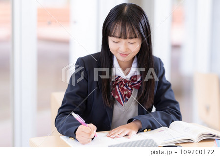 勉強する女子高生　撮影協力：有明教育芸術短期大学 109200172