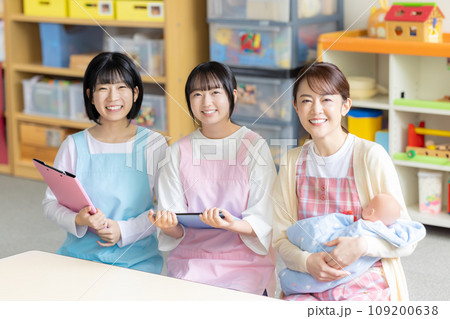 保育実習室で授業を受ける学生と先生　撮影協力：有明教育芸術短期大学 109200638