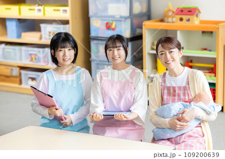 保育実習室で授業を受ける学生と先生　撮影協力：有明教育芸術短期大学 109200639