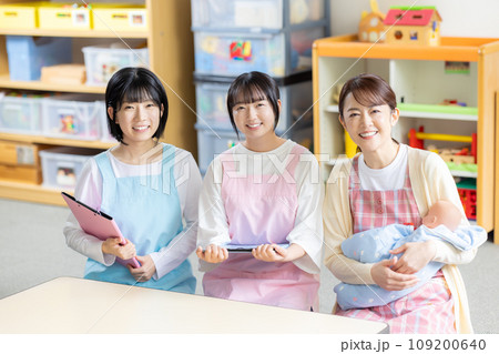 保育実習室で授業を受ける学生と先生　撮影協力：有明教育芸術短期大学 109200640
