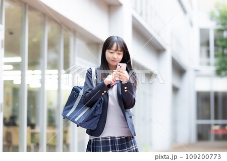 女子高生のポートレート　　撮影協力：有明教育芸術短期大学 109200773