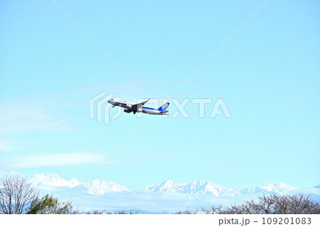 立山連峰を下に見ながら離陸する旅客機 立山連峰を下に見ながら離陸する旅客機 109201083