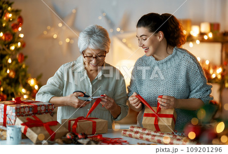 women preparing  presents 109201296