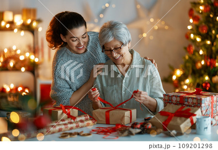women preparing  presents 109201298