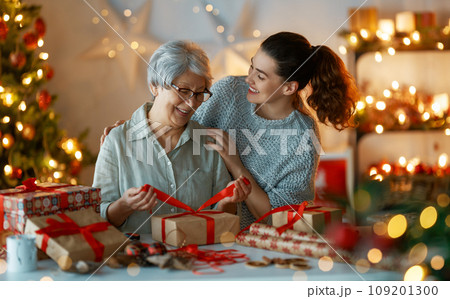 women preparing  presents 109201300