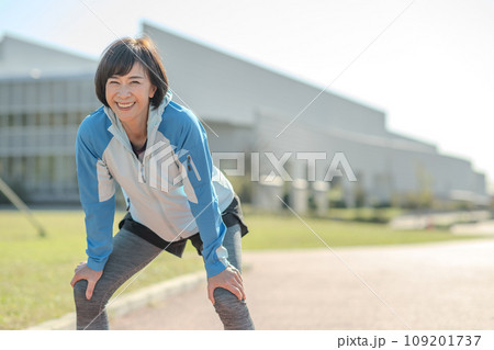 外でストレッチ・準備運動をする健康的な女性 外でストレッチ・準備運動をする健康的な女性 109201737