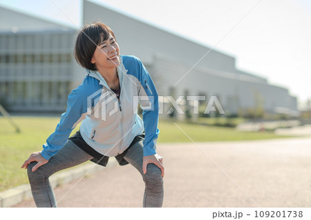 外でストレッチ・準備運動をする健康的な女性 109201738