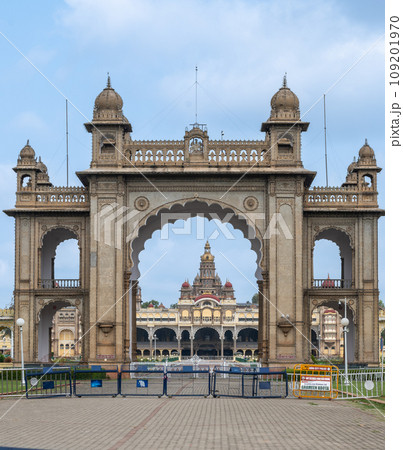 Front gate of Mysore palace 109201970