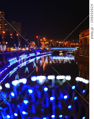 北海道の絶景 冬の小樽運河イルミネーション 109202624
