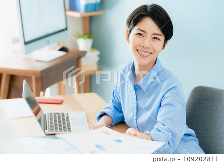 書類を受け取るビジネスウーマン 109202811