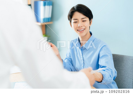 書類を受け取るビジネスウーマン 書類を受け取るビジネスウーマン 109202816