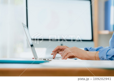 ノートパソコンを操作する女性の手元 109202941